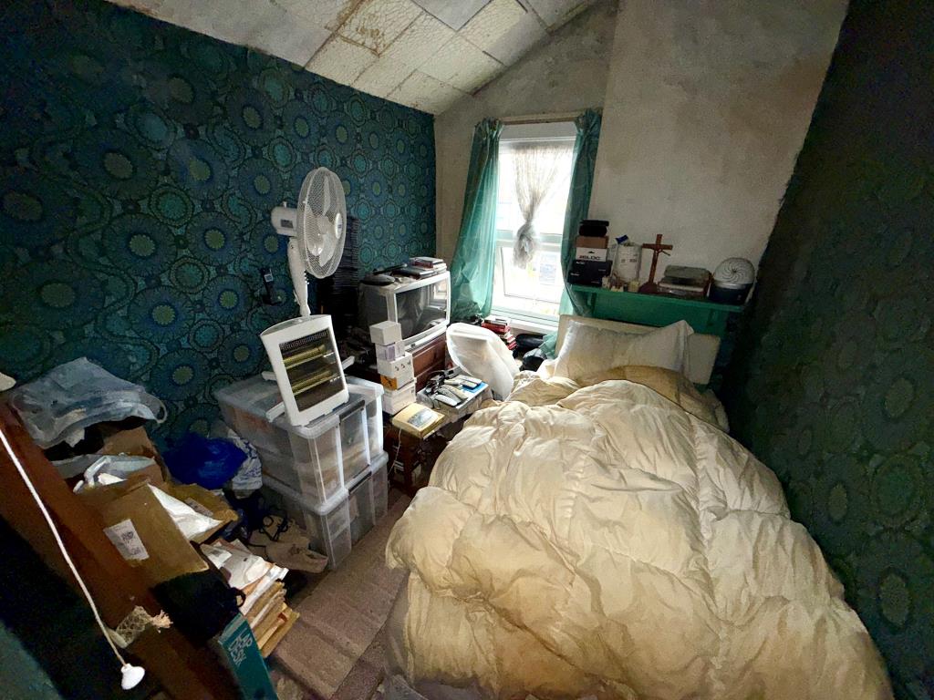 Lot: 164 - MID-TERRACE HOUSE FOR IMPROVEMENT - Bedroom three